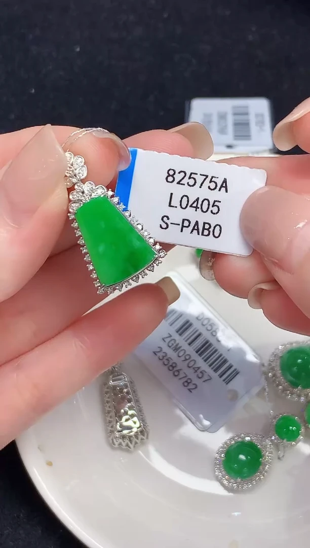 吊坠(不含链)18K金镶嵌翡翠L0405多样性发其一