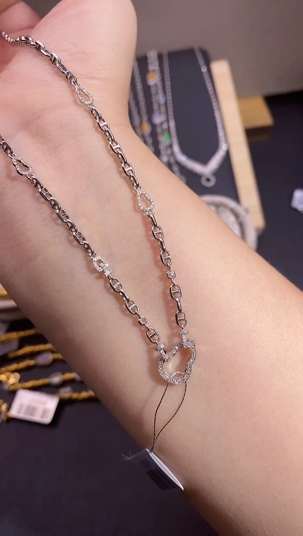 颈饰18K金镶嵌钻石项链