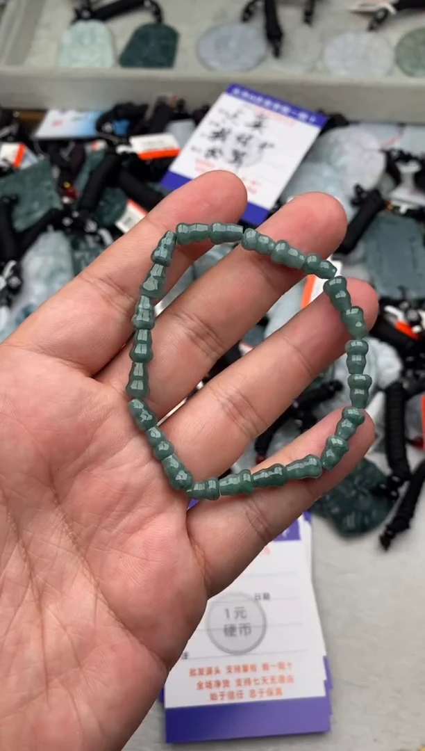 翡翠未镶嵌颈饰 多样性发其一