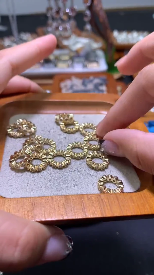 锆石合金大咪带锆石8元4个  金色