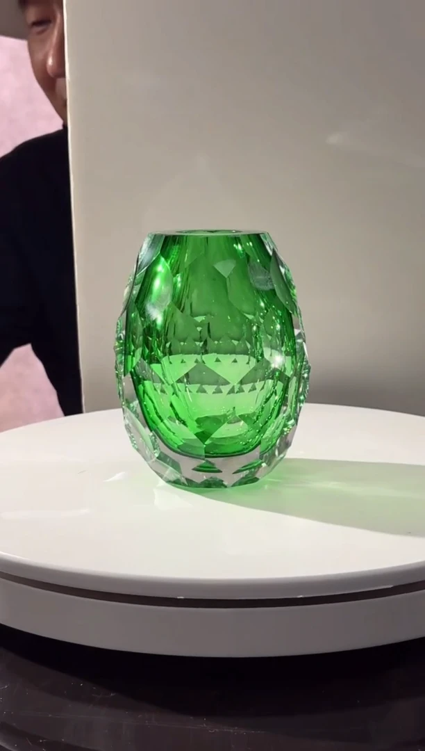 摆件绿色凹面小花瓶