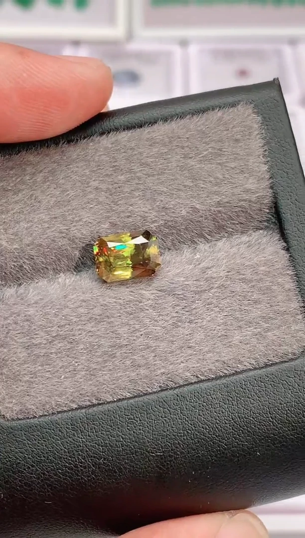 未镶嵌榍石裸石3.54ct天然榍石