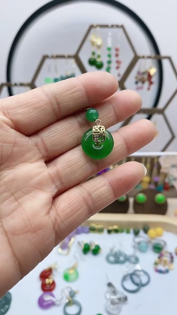 未镶嵌石英质玉（天山翠）耳饰74