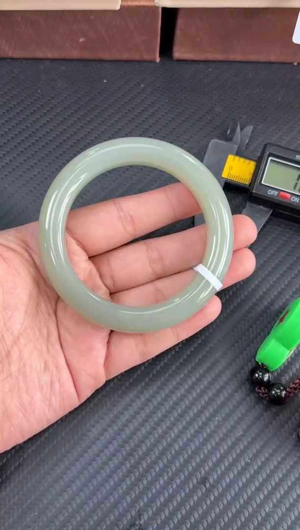 未镶嵌手镯和田玉且末微色差近矿57