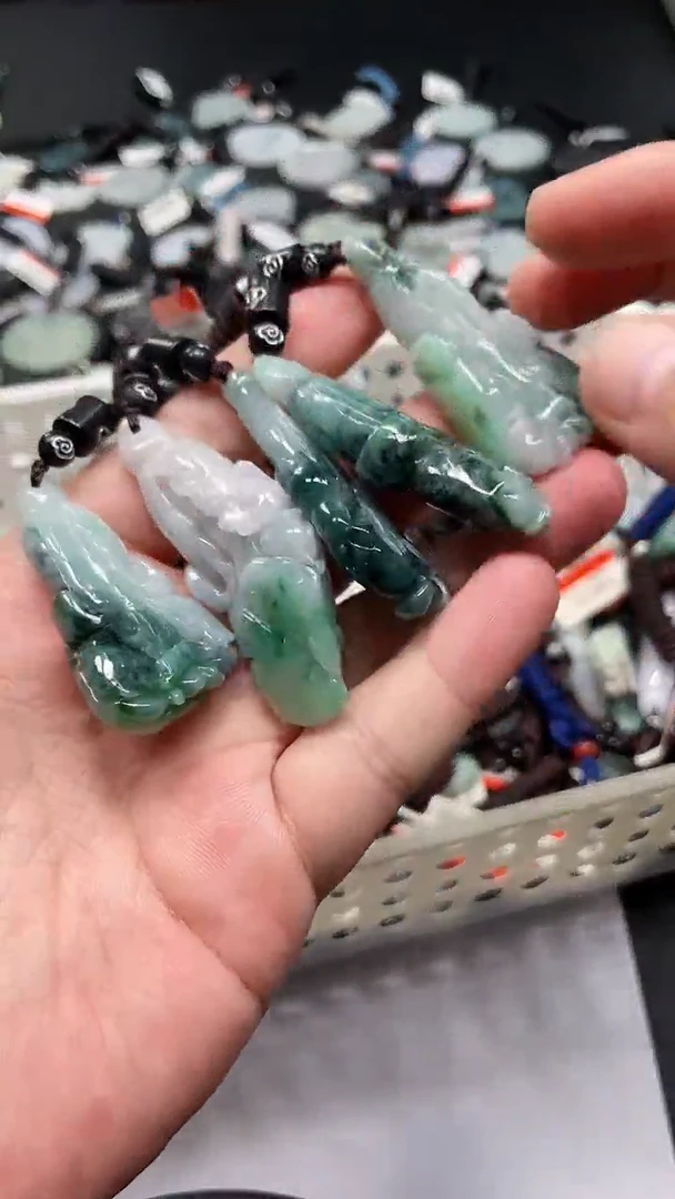 翡翠未镶嵌颈饰 多样性发其一