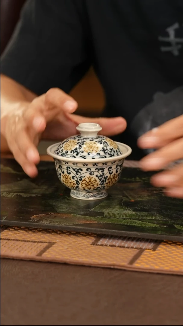 立勤堂釉里金青花缠枝莲狮心大盖碗