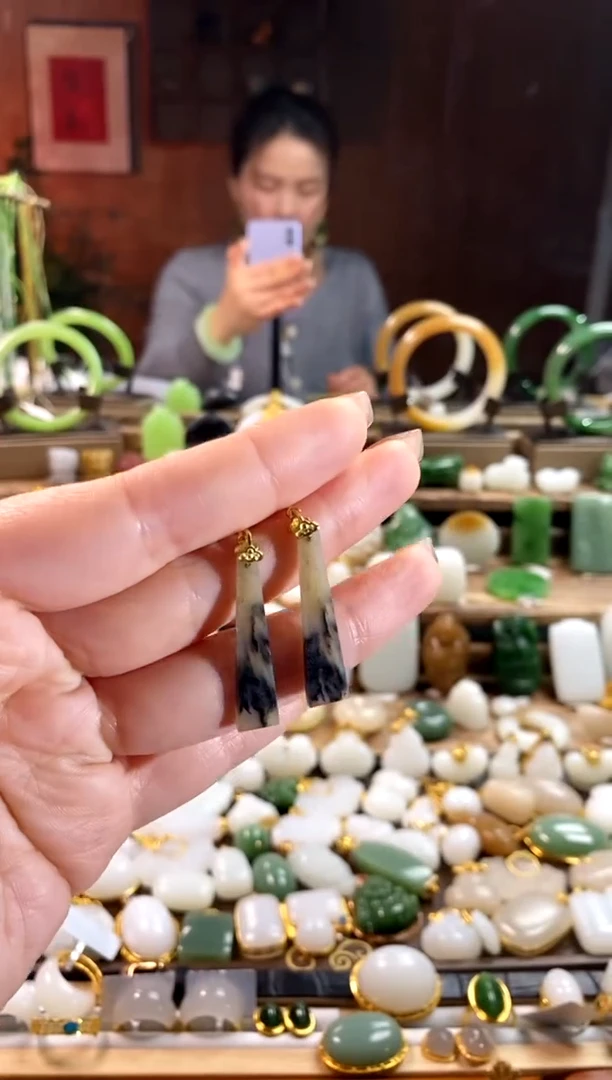 【闪购商品】和田玉耳饰银S925镶嵌。