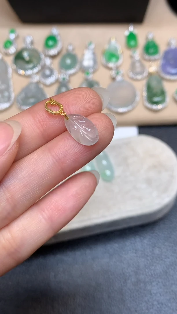 颈饰18K金镶嵌翡翠芭蕉叶【无服务费