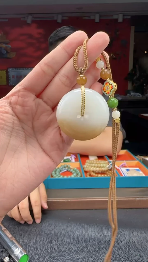 和田玉未镶嵌颈饰且末糖白平安扣