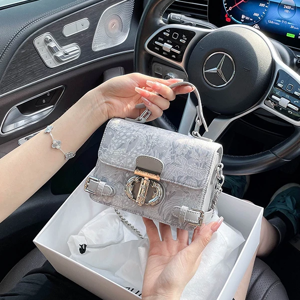 SKT STY刺绣轻奢链条小方包包女爆款2025新款百搭通勤链条斜挎包