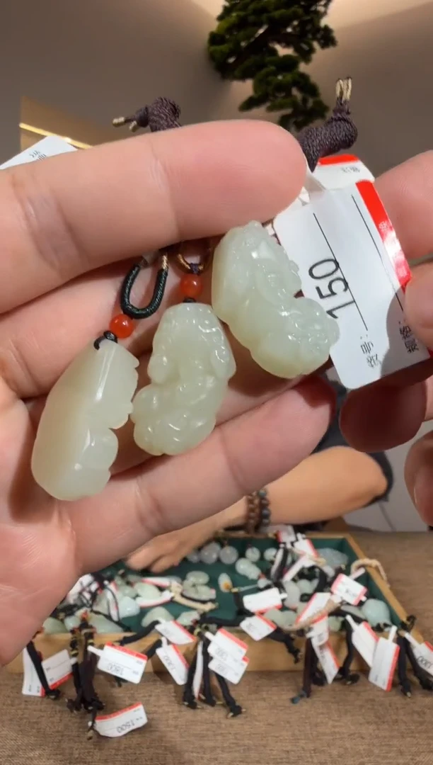 颈饰未镶嵌和田玉1多样性发货发其中一件