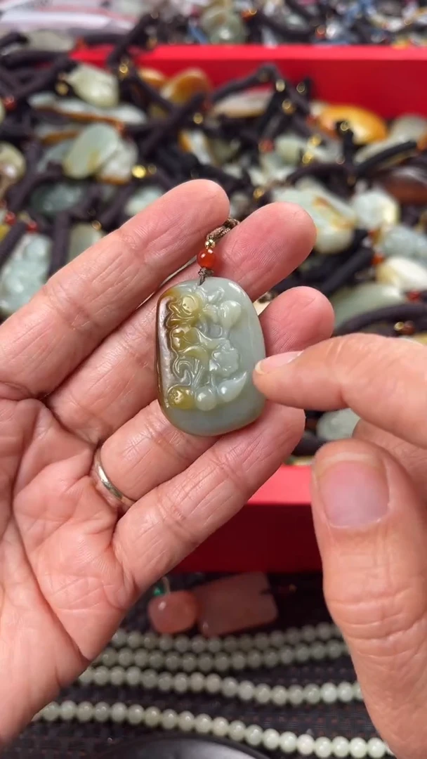 【闪购商品】和田玉颈饰未镶嵌多样性发货没有证书拍一发一有瑕