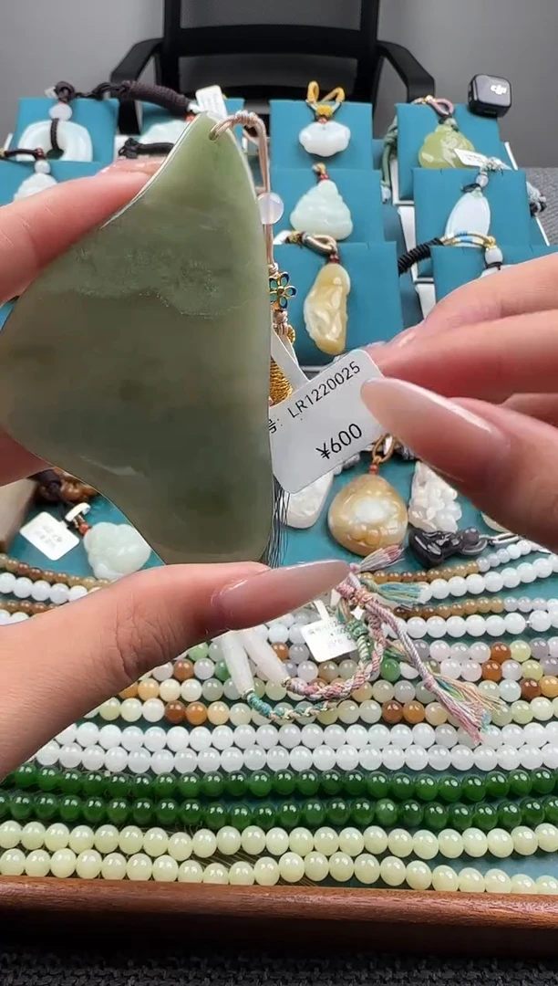 颈饰未镶嵌和田玉刮板 LR