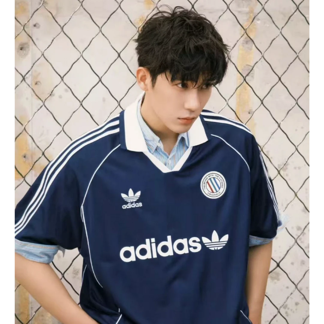 adidas/阿迪达斯三叶草王安宇同款休闲足球风运动短袖球衣KC0127