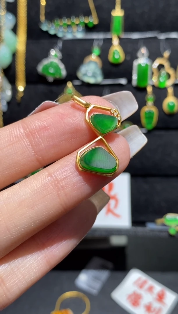 【闪购商品】翡翠颈饰18K金镶嵌吊坠