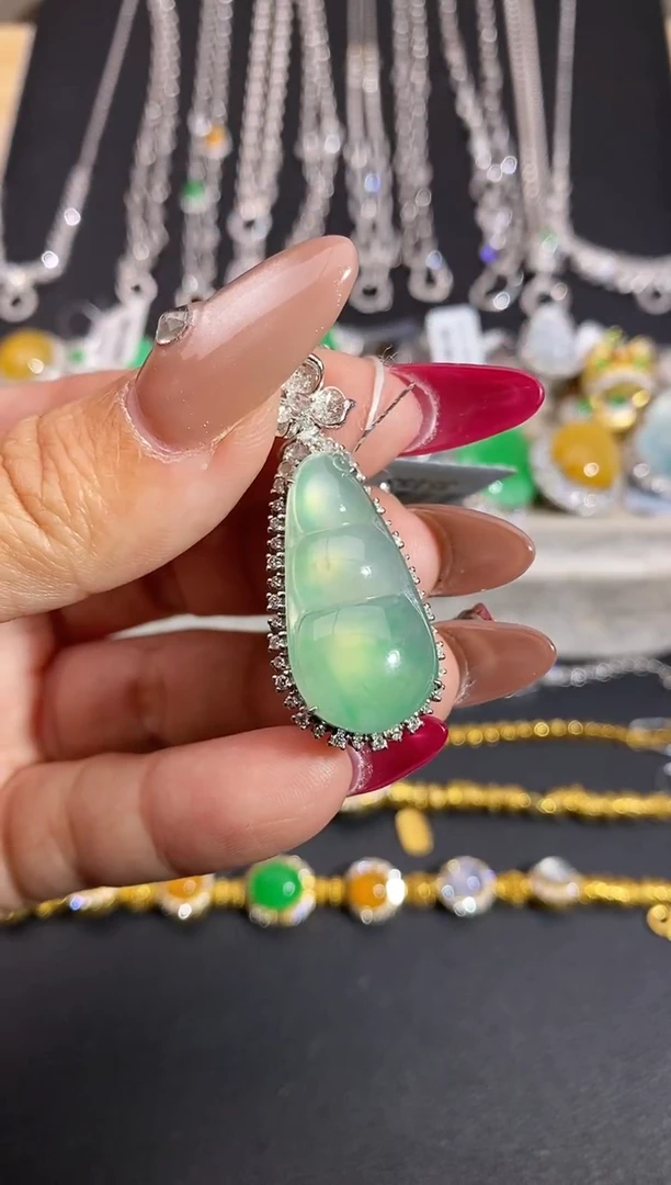 颈饰18K金镶嵌翡翠吊坠