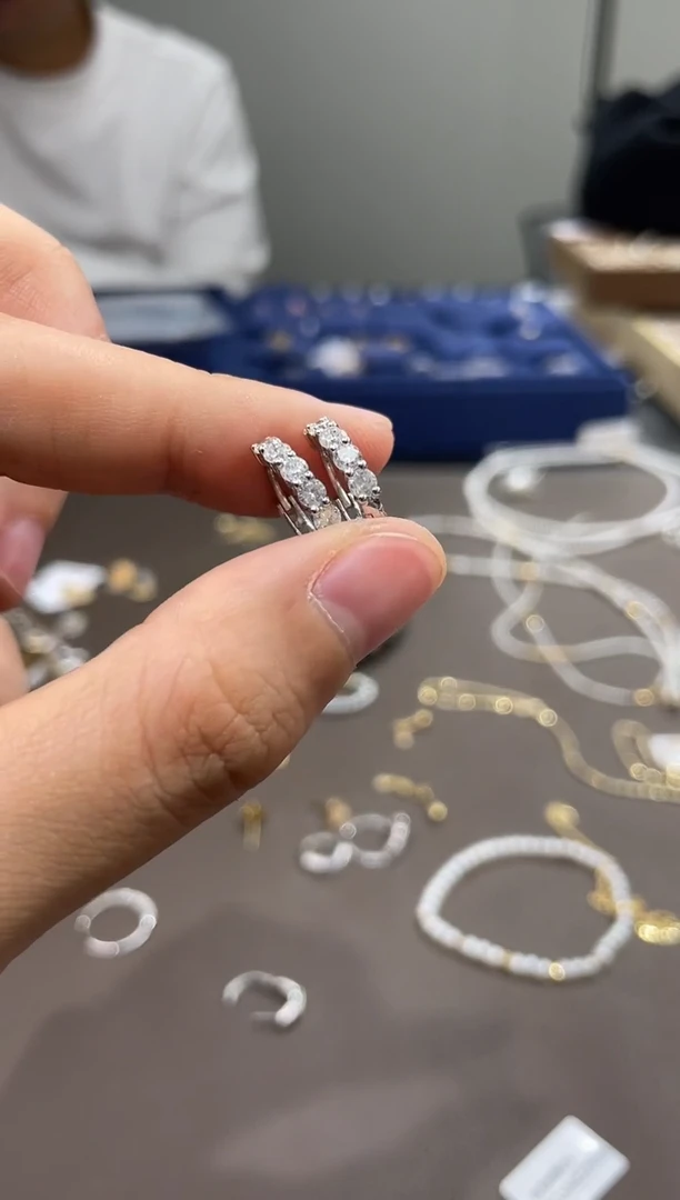 【闪购商品】钻石耳饰18K金镶嵌 TA0217-931-621