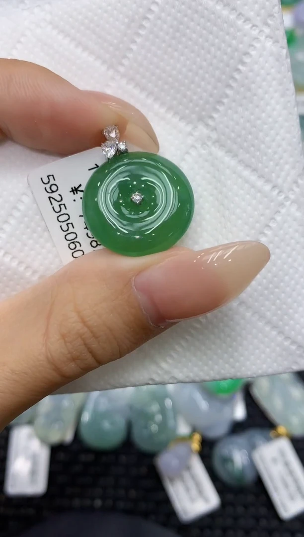 颈饰18K金镶嵌翡翠111111111111