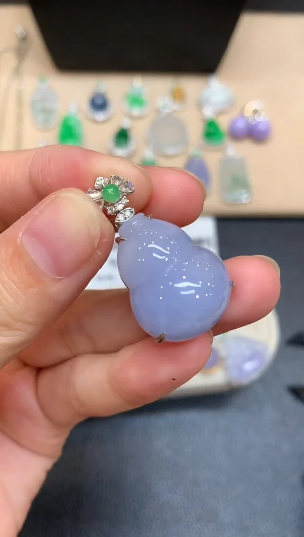 颈饰18K金镶嵌翡翠葫芦【无服务费