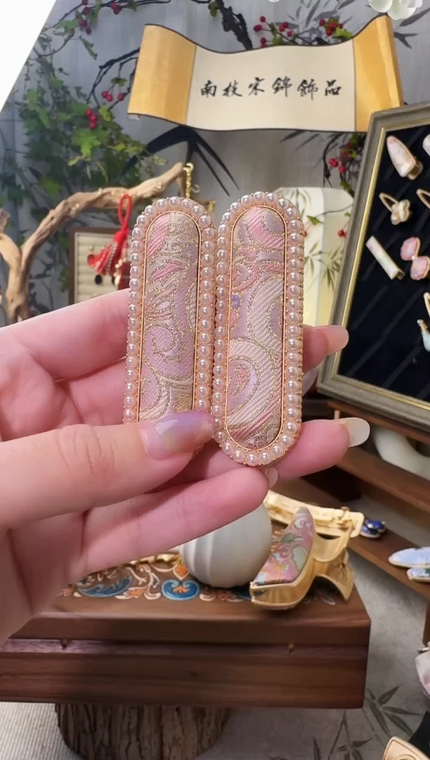 布艺锌合金珍珠夹八方来财饼干