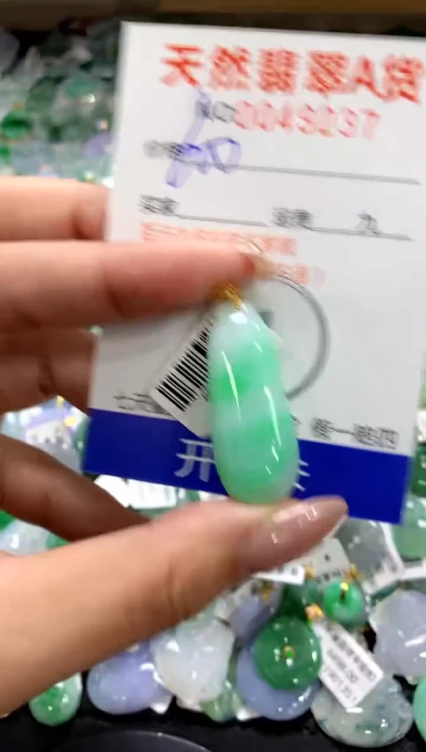 颈饰18K金镶嵌翡翠1111111111111111