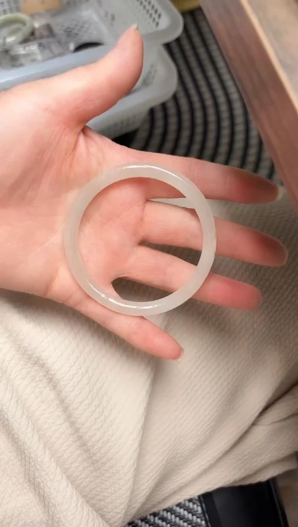 和田玉手镯未镶嵌A-8微瑕圈口61