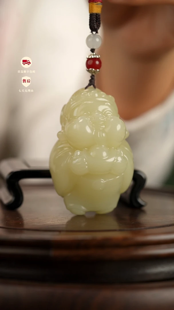 云南石竹叶青雕刻：丰盈在握手把件