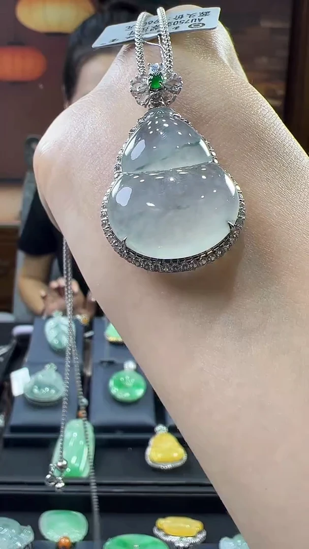 18K金镶嵌挂件翡翠葫芦