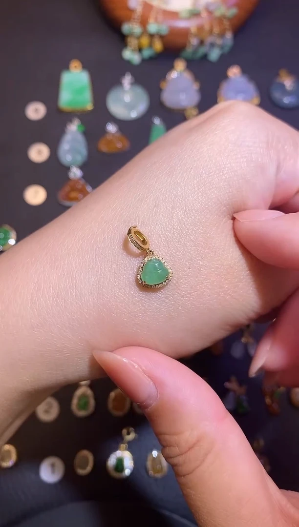 颈饰18K金镶嵌翡翠琪*a货翡翠