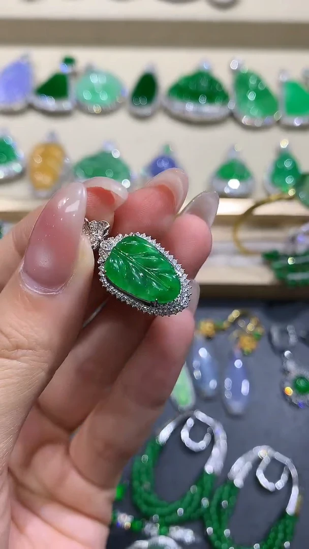 【闪购商品】翡翠吊坠(不含链)18K金镶嵌17团购