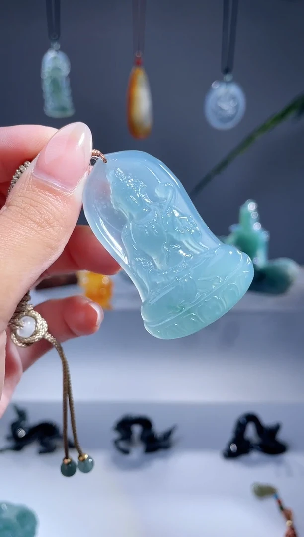 翡翠未镶嵌颈饰观音