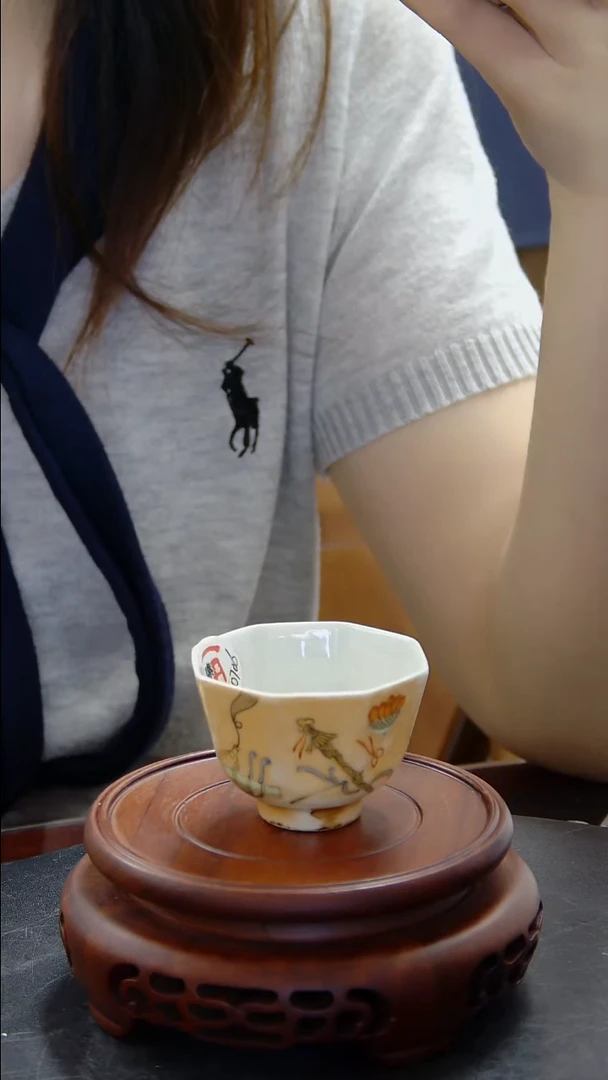 杯珊瑚红地粉彩暗八仙纹八方杯#706#