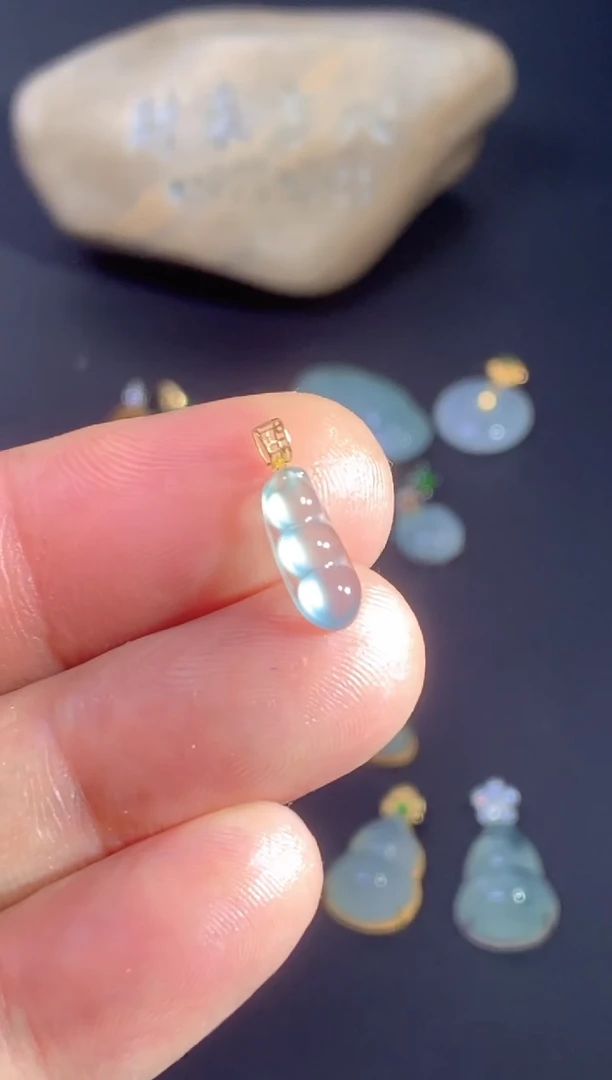 颈饰18K金镶嵌翡翠