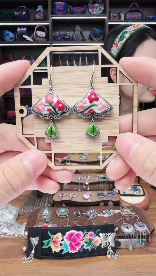 织绣48蒙阿苏苗绣传承店