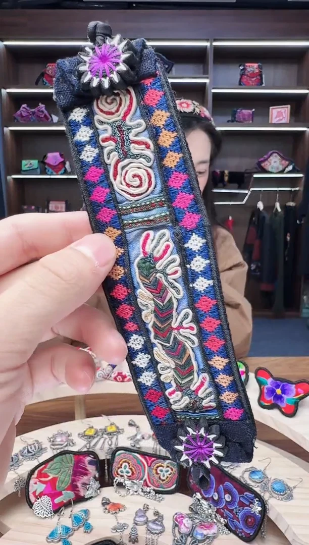 织绣20蒙阿苏苗绣传承店