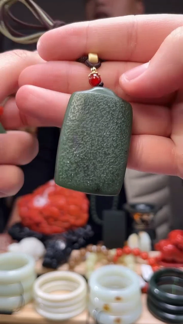 颈饰未镶嵌和田玉吊坠