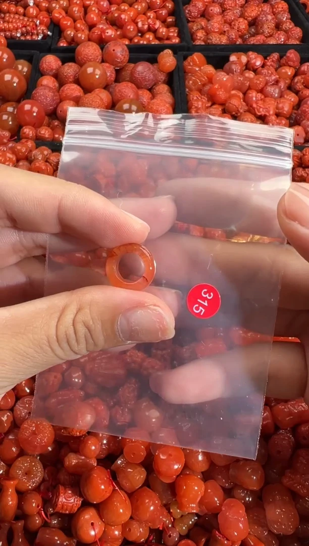 南红玛瑙未镶嵌颈饰1