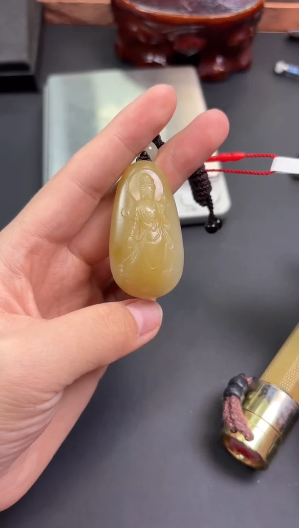 【闪购商品】和田玉吊坠(赠链)未镶嵌且末微色差近矿吊坠