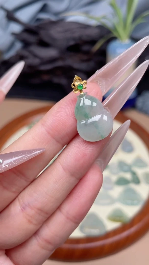 翡翠18K金镶嵌颈饰葫芦