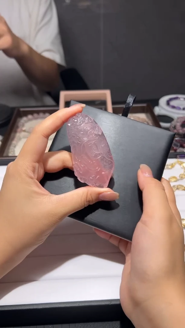 吊坠(不含链)未镶嵌芙蓉石紫马粉全净体手工雕狐狸牌