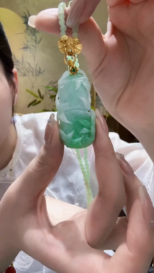 颈饰未镶嵌翡翠吊坠