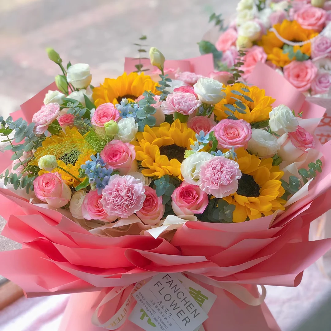 套餐30 艾莎10支+粉色康乃馨20支+中花向日葵3支+白桔梗一大把