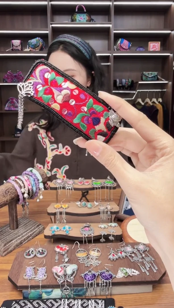 织绣38蒙阿苏苗绣传承店