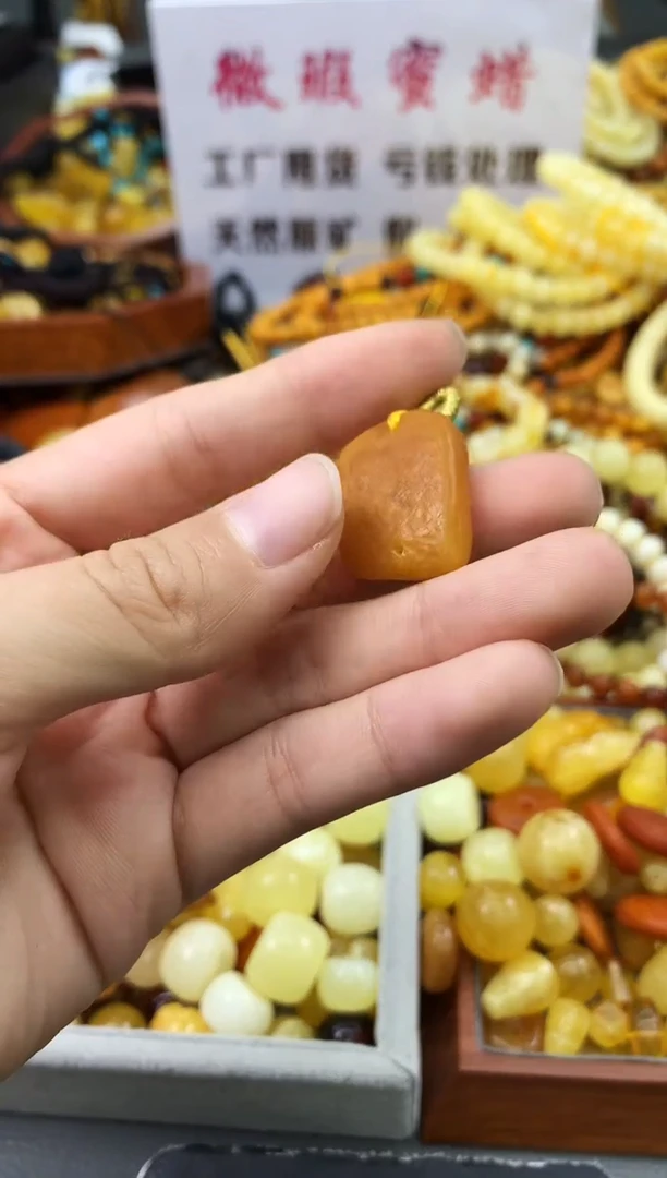 未镶嵌琥珀珠宝奇石100
