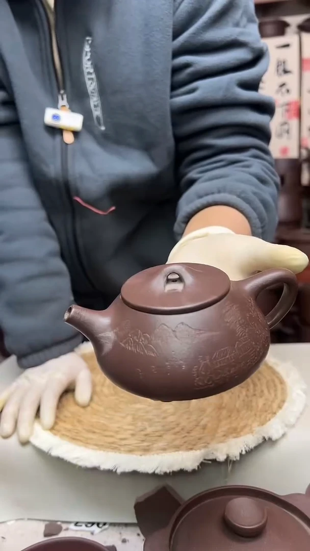 宜兴紫砂微瑕石瓢壶