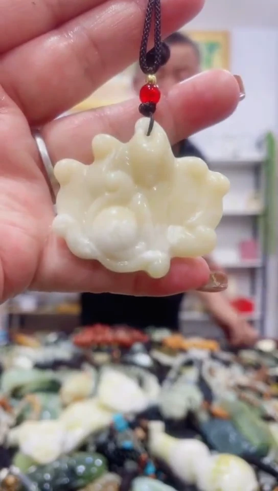 未镶嵌蛇纹石玉挂件