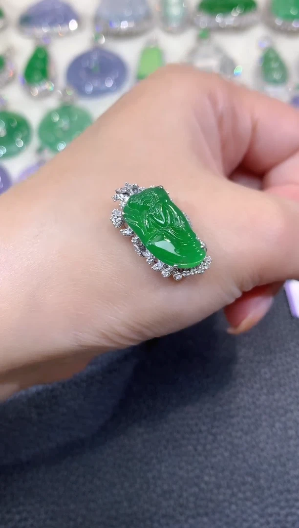 吊坠(不含链)18K金镶嵌翡翠A17