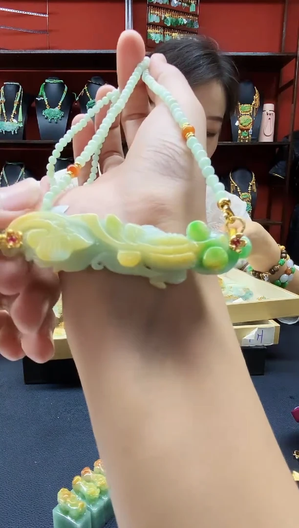 颈饰未镶嵌翡翠吊坠