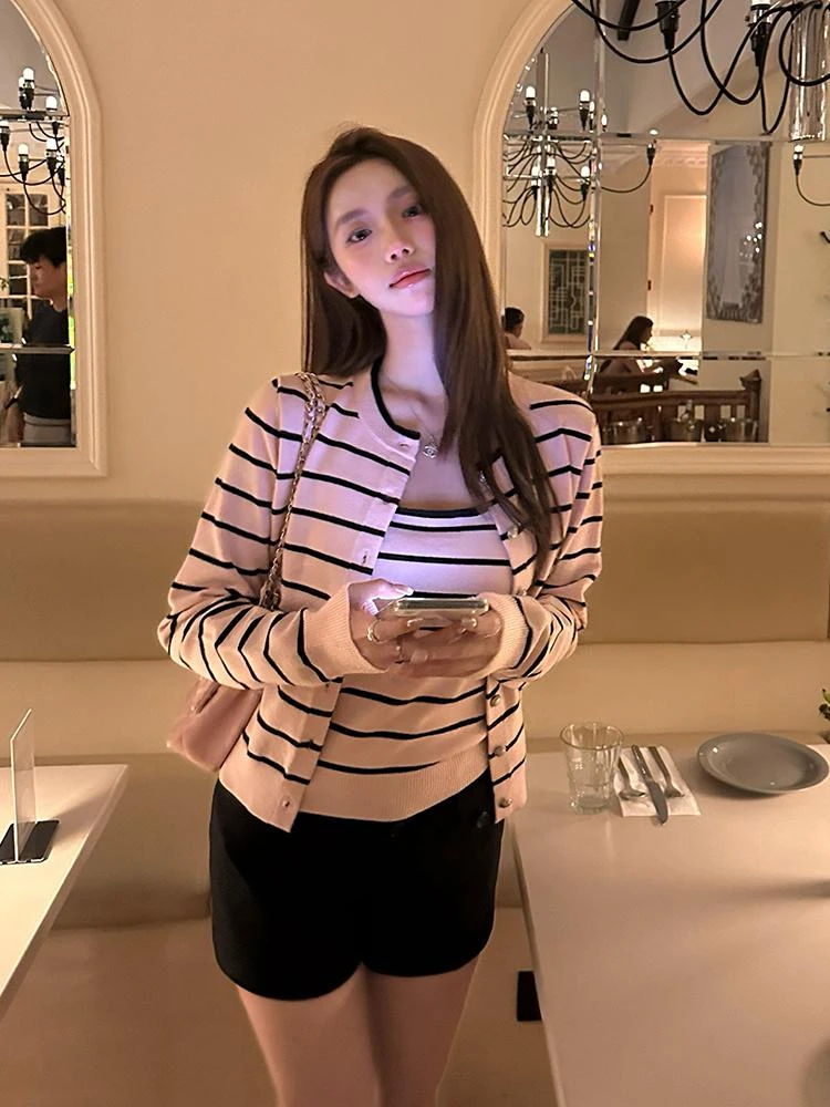 粉色条纹开衫吊带两件装2025早秋韩系超好看独特超火T恤外穿上衣