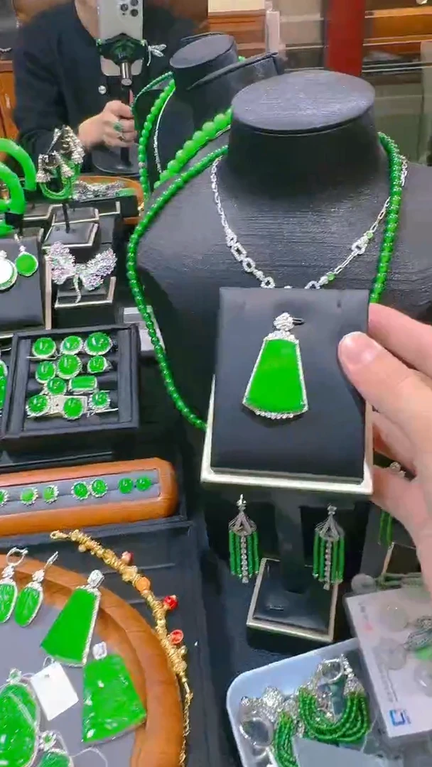 【闪购商品】翡翠吊坠(赠链)18K金镶嵌天然A货翡翠